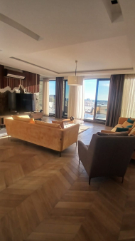 Luksuzan Penthouse od 100m² + Prostrana Krovna Terasa sa Panoramskim Pogledom na More i Đakuzi Kadom – Budva