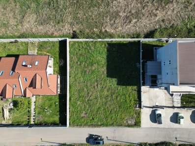 <p>Prodaje se urbanizovan plac povrsine 650m2, u Zagoricu, u Podgorici. </p>