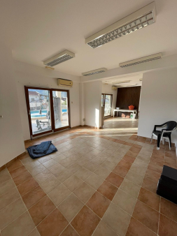 Poslovni prostor 190m² u zatvorenom kompleksu sa bazenom u Risnu,Kotor