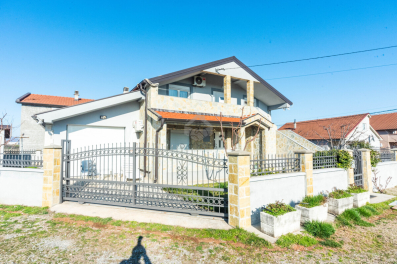 Porodična kuća 200m2 na placu 365m2, Golubovci - Zeta