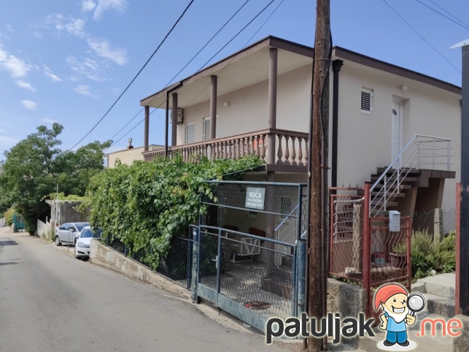 Prodaje se kuća površine 175m2 u Sutomoru.
